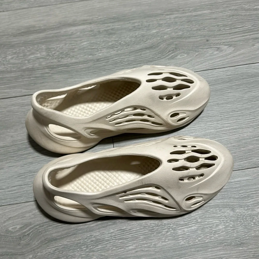 2021 Yeezy Foam Runner Sand - Picture 1 of 6